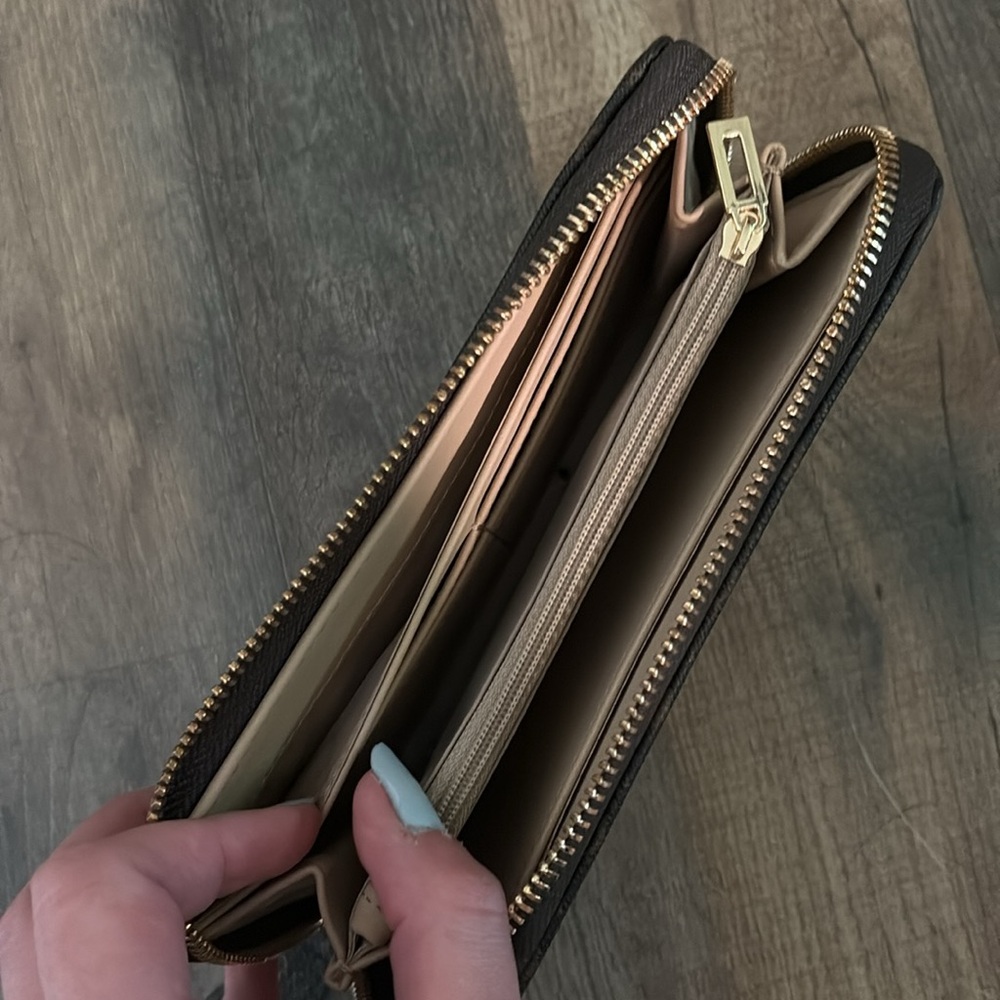 GUESS Wallet - Picture 6 of 6